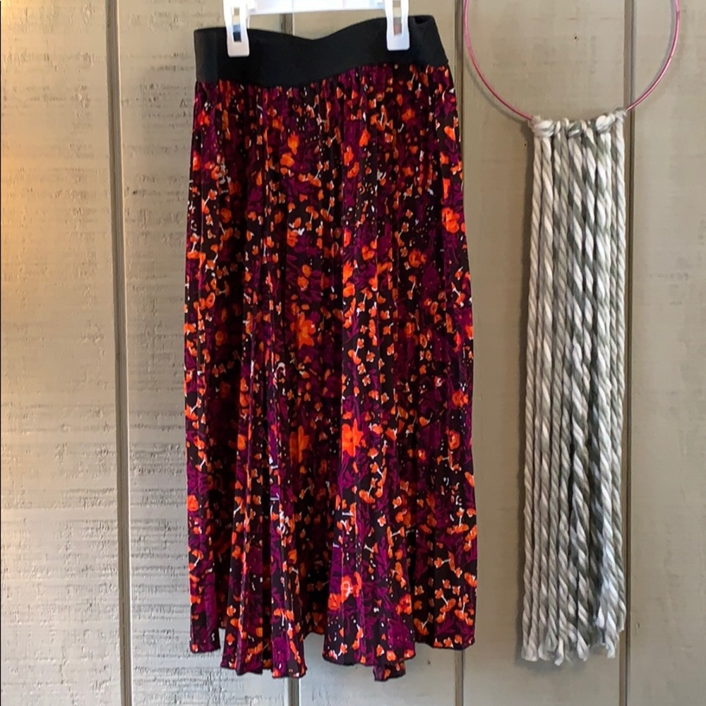 Beautiful pleated skirt vibrant